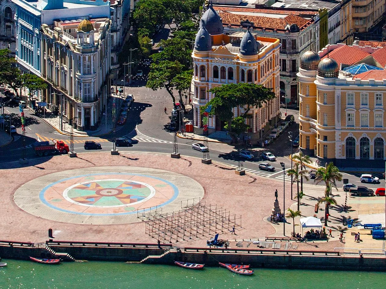 Praça do Marco Zero e fachadas históricas do Recife Antigo